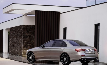 2021 Mercedes-Benz E-Class AMG line (Color: Mojave Silver Metallic) Rear Three-Quarter Wallpapers 450x275 (45)
