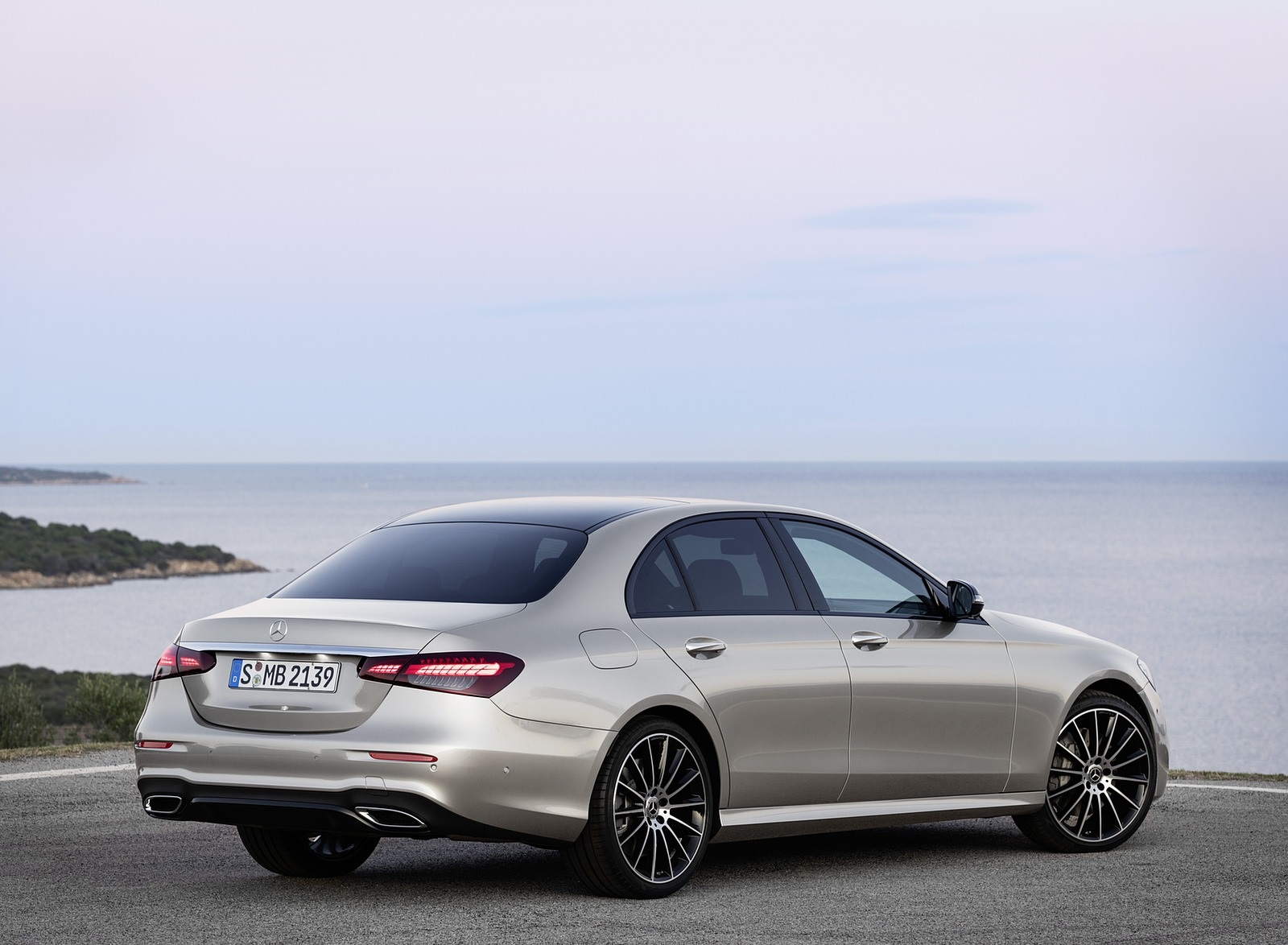 2021 Mercedes-Benz E-Class AMG line (Color: Mojave Silver Metallic) Rear Three-Quarter Wallpapers #38 of 70