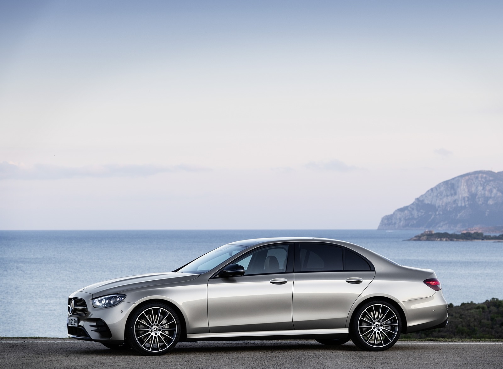 2021 Mercedes-Benz E-Class AMG line (Color: Mojave Silver Metallic) Side Wallpapers #39 of 70