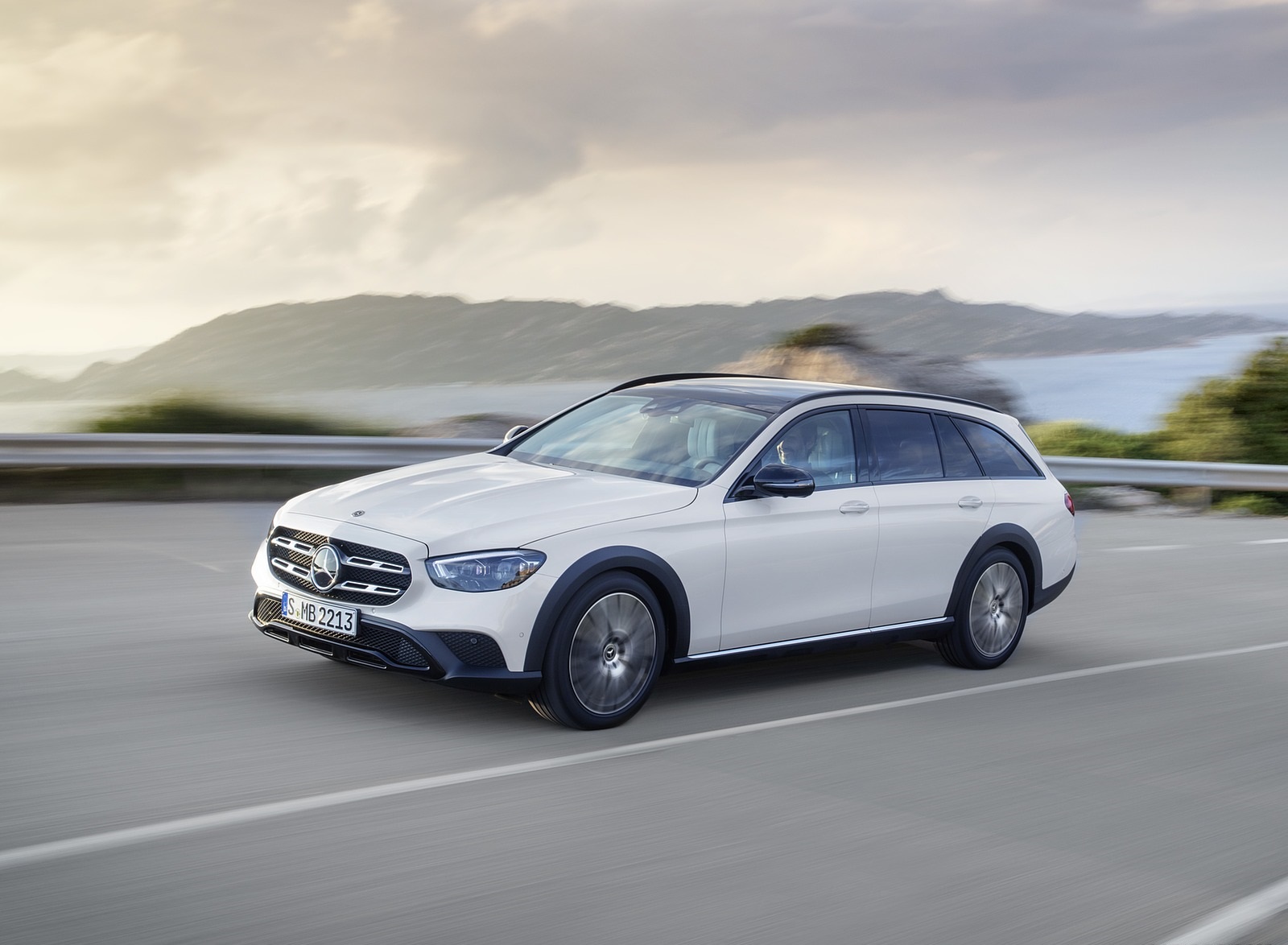 2021 Mercedes-Benz E-Class All-Terrain Line Avantgarde (Color: Designo Diamond White Bright) Front Three-Quarter Wallpapers (4)