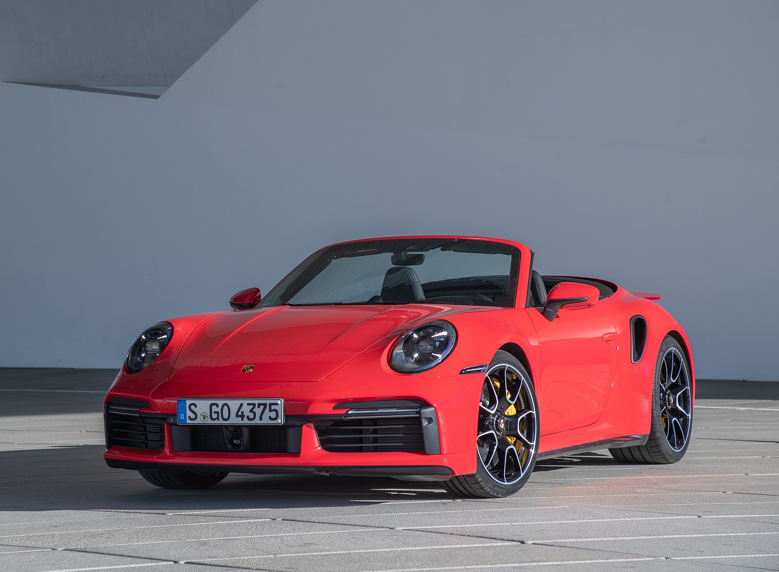 2021 Porsche 911 Turbo S Cabrio (Color: Guards Red) Front Three-Quarter Wallpapers #37 of 114