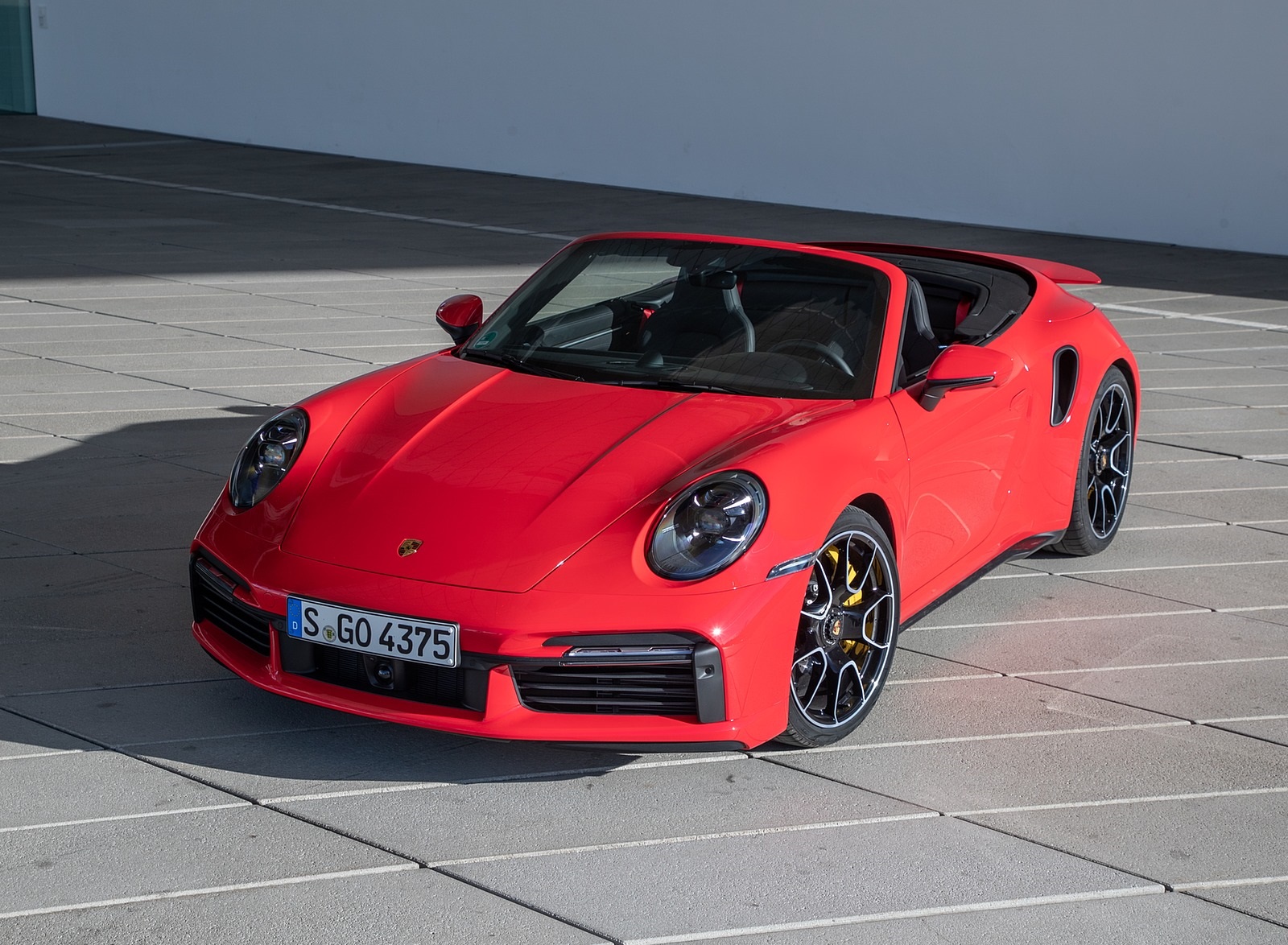 2021 Porsche 911 Turbo S Cabrio (Color: Guards Red) Front Three-Quarter Wallpapers #38 of 114