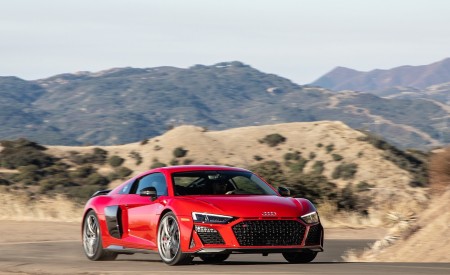 2020 Audi R8 Coupe (US-Spec) Front Three-Quarter Wallpapers 450x275 (17)