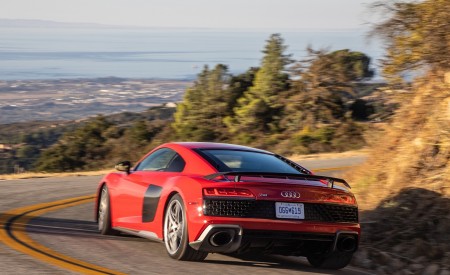 2020 Audi R8 Coupe (US-Spec) Rear Three-Quarter Wallpapers 450x275 (25)