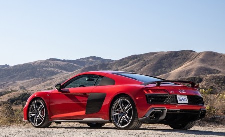 2020 Audi R8 Coupe (US-Spec) Rear Three-Quarter Wallpapers 450x275 (34)