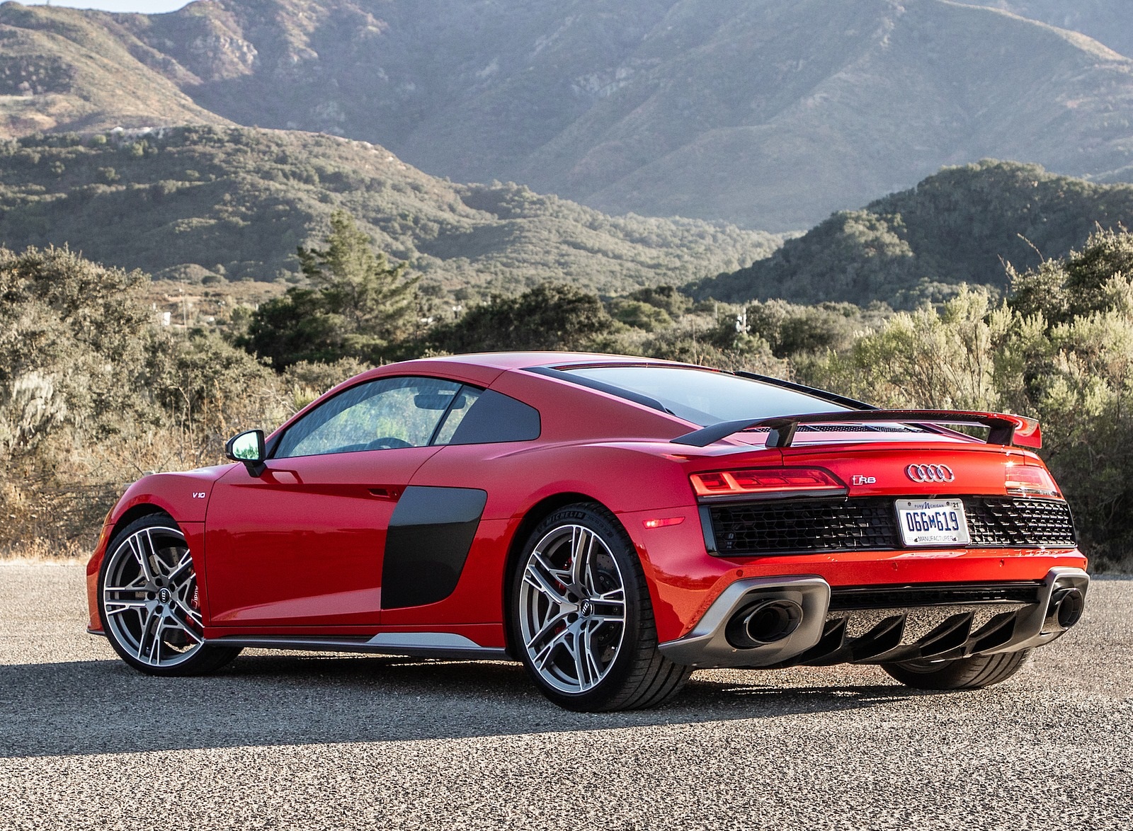 2020 Audi R8 Coupe (US-Spec) Rear Three-Quarter Wallpapers #35 of 62