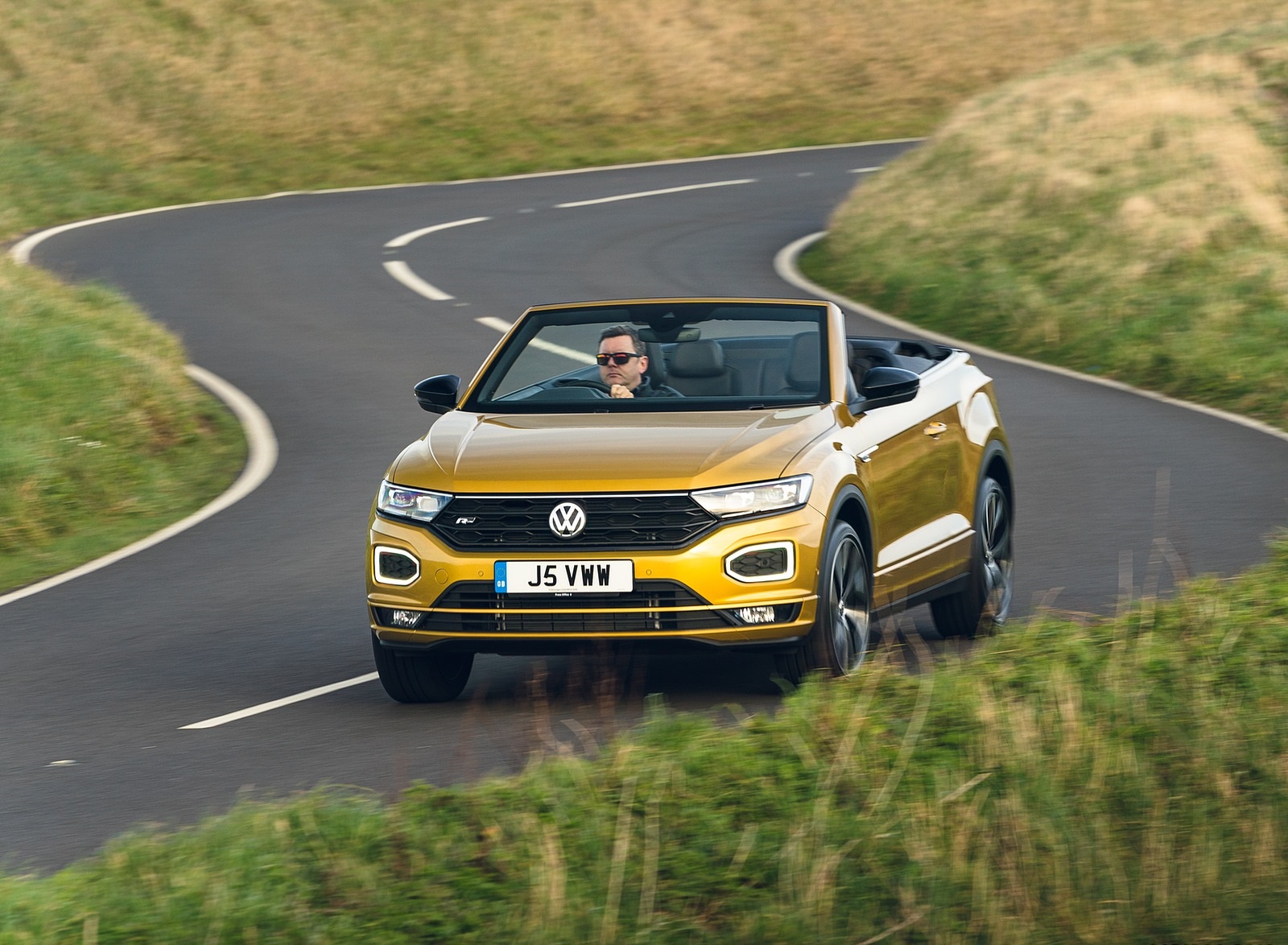 2020 Volkswagen T-Roc R-Line Cabriolet (UK-Spec) Front Three-Quarter Wallpapers (1)