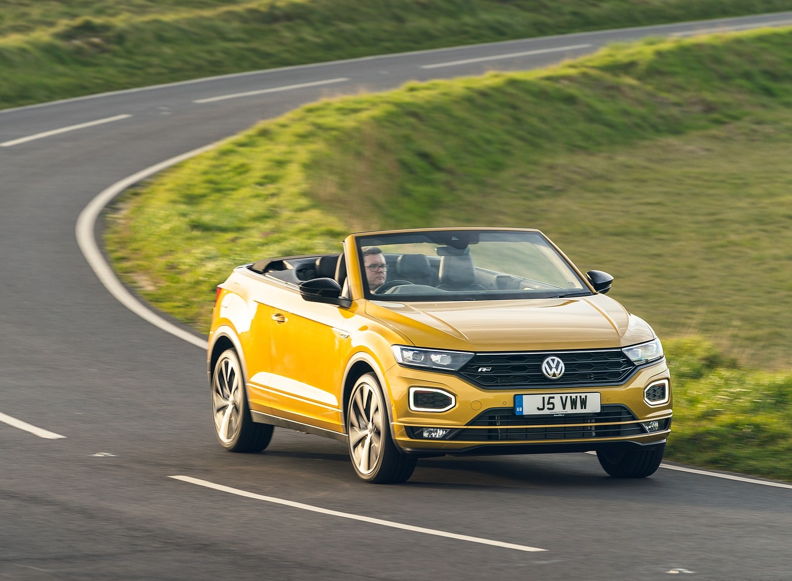 2020 Volkswagen T-Roc R-Line Cabriolet (UK-Spec) Front Three-Quarter Wallpapers (2)