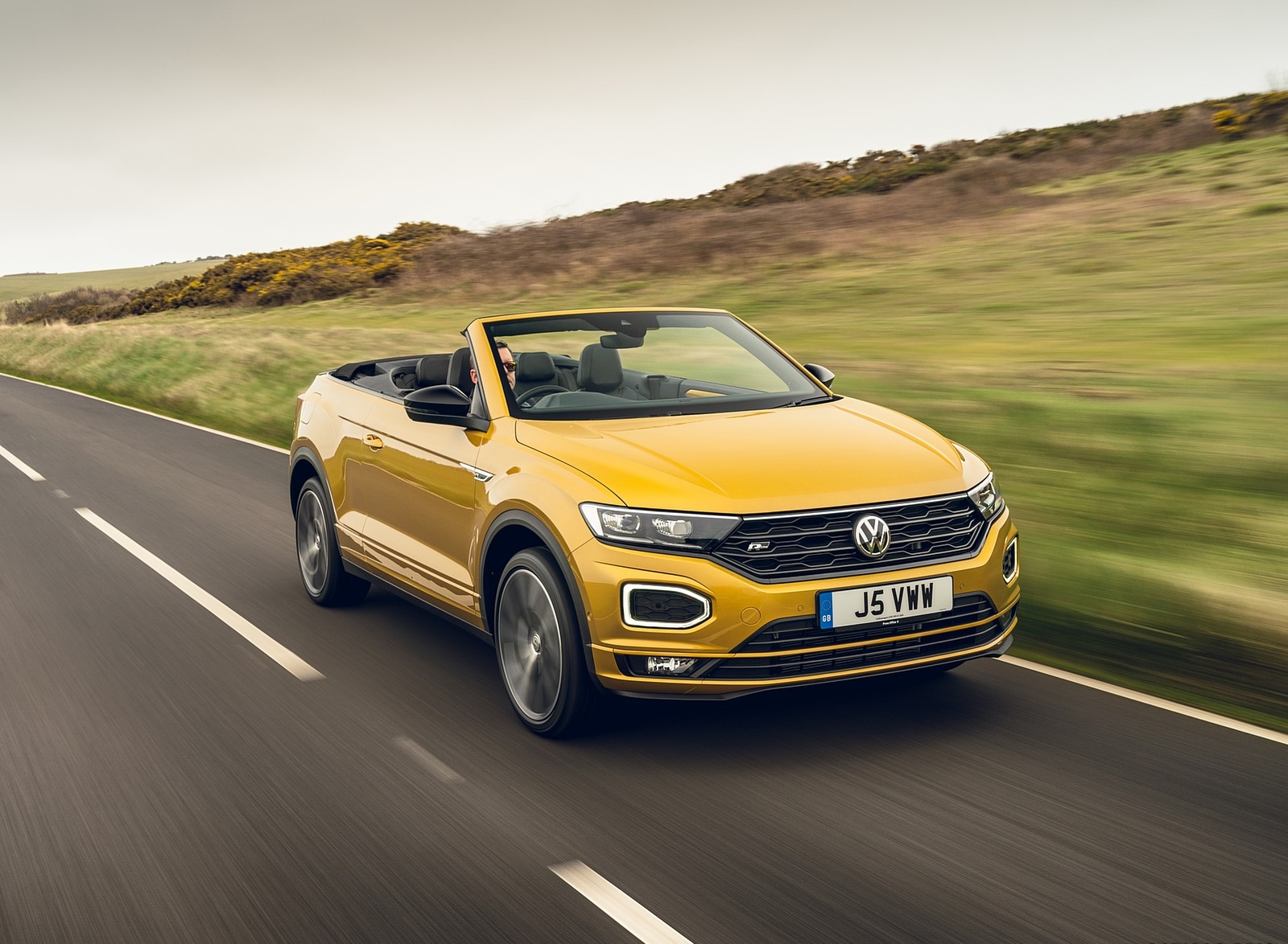 2020 Volkswagen T-Roc R-Line Cabriolet (UK-Spec) Front Three-Quarter Wallpapers #15 of 126