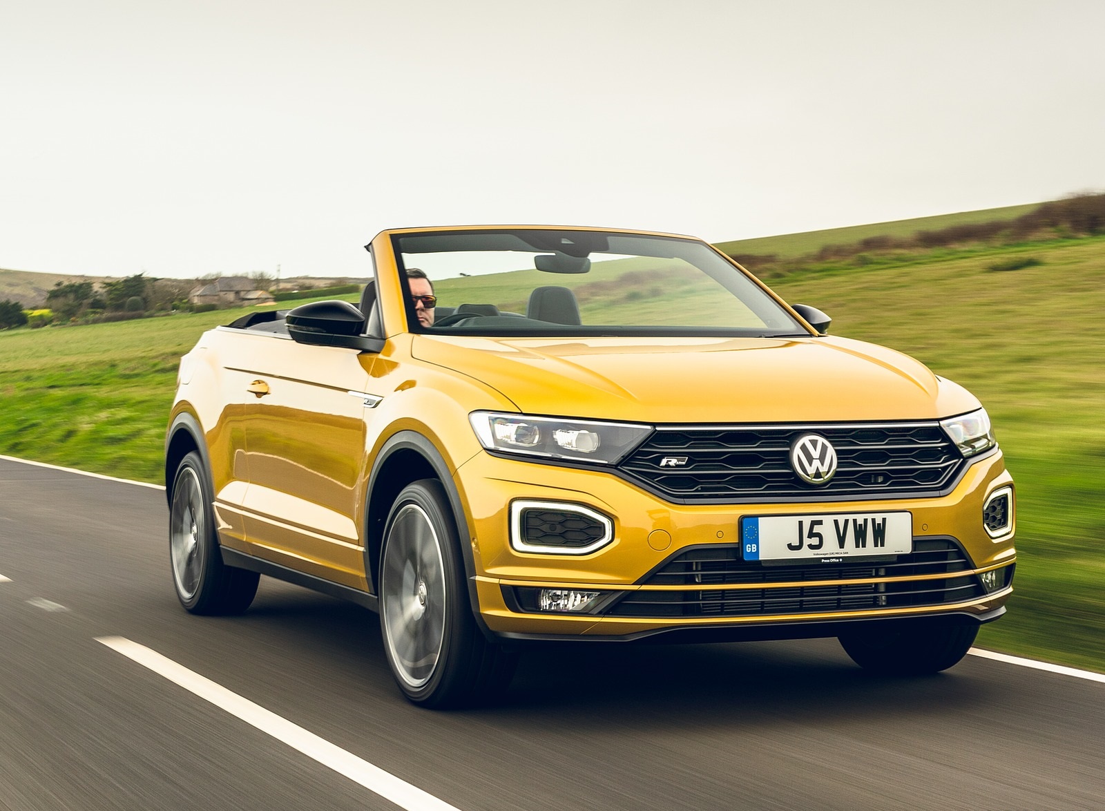 2020 Volkswagen T-Roc R-Line Cabriolet (UK-Spec) Front Three-Quarter Wallpapers #27 of 126