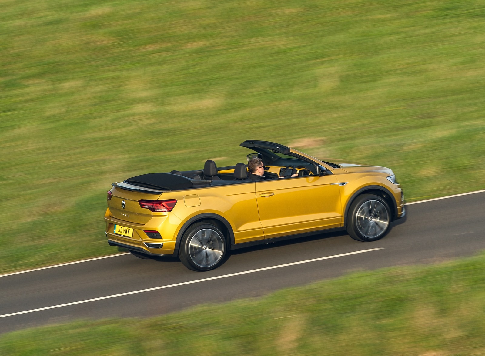 2020 Volkswagen T-Roc R-Line Cabriolet (UK-Spec) Rear Three-Quarter Wallpapers #8 of 126