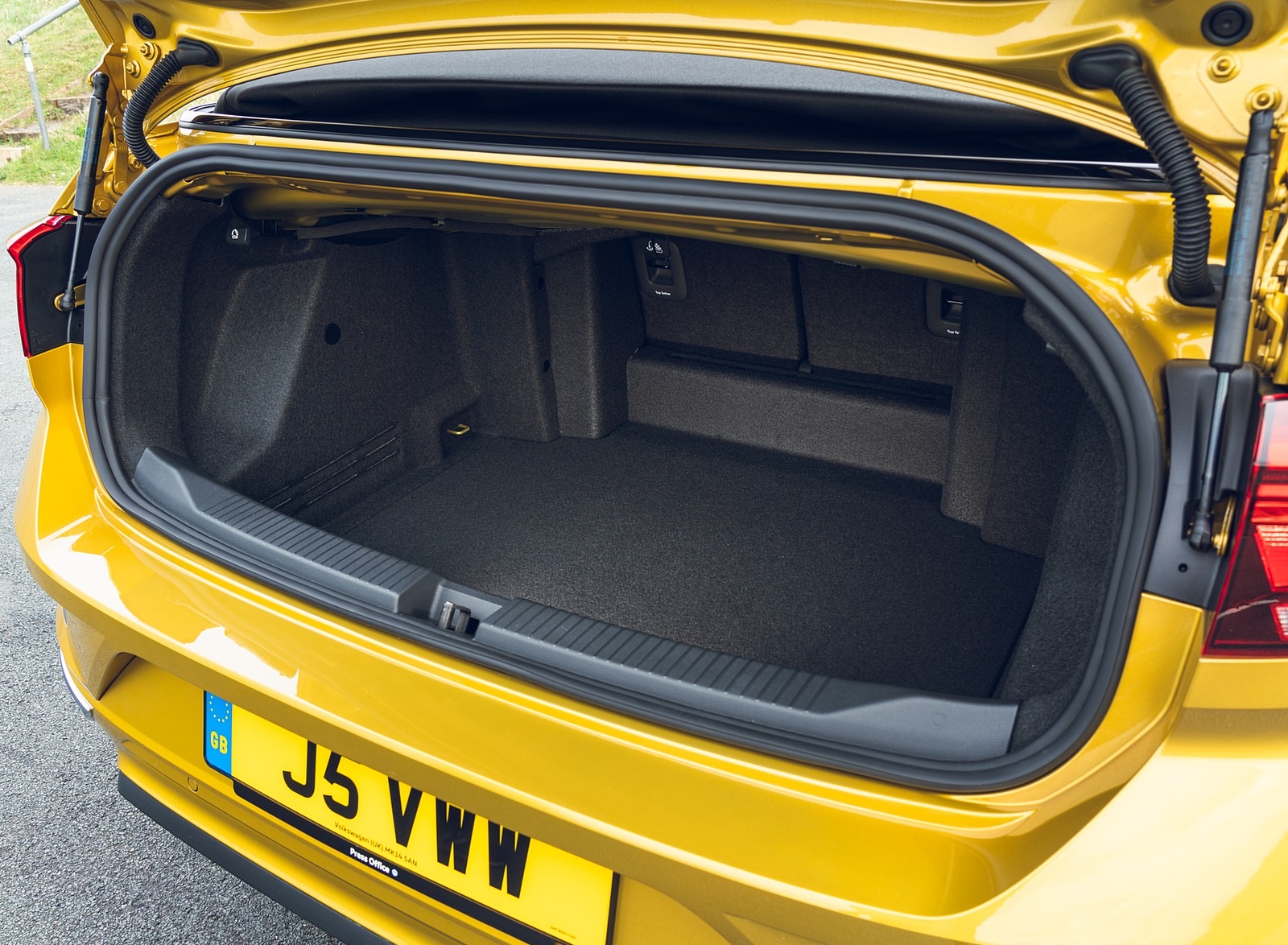 2020 Volkswagen T-Roc R-Line Cabriolet (UK-Spec) Trunk Wallpapers #125 of 126
