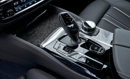 2021 BMW 5 Series 530e Plug-In Hybrid Central Console Wallpapers  450x275 (84)