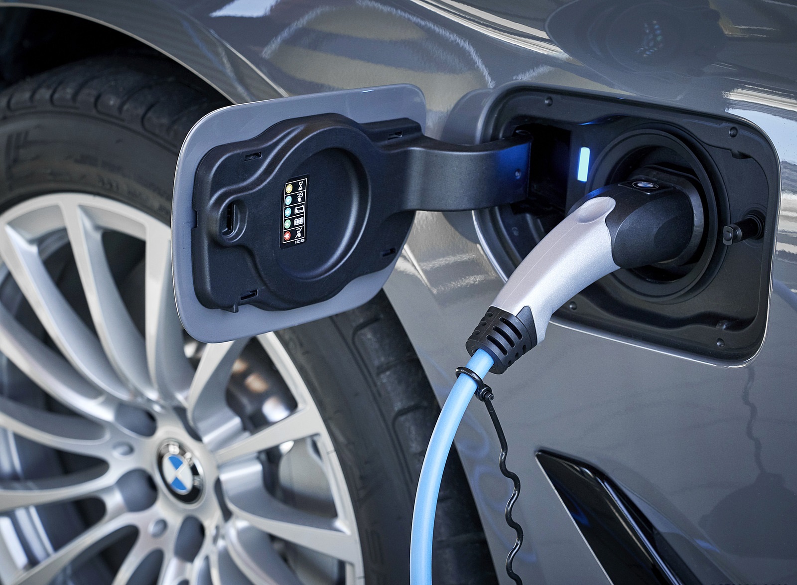 2021 BMW 5 Series 530e Plug-In Hybrid Charging Wallpapers  #72 of 92