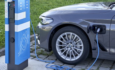 2021 BMW 5 Series 530e Plug-In Hybrid Charging Wallpapers  450x275 (70)