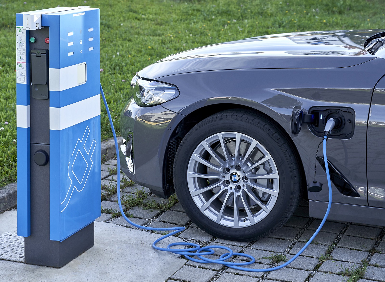 2021 BMW 5 Series 530e Plug-In Hybrid Charging Wallpapers  #70 of 92