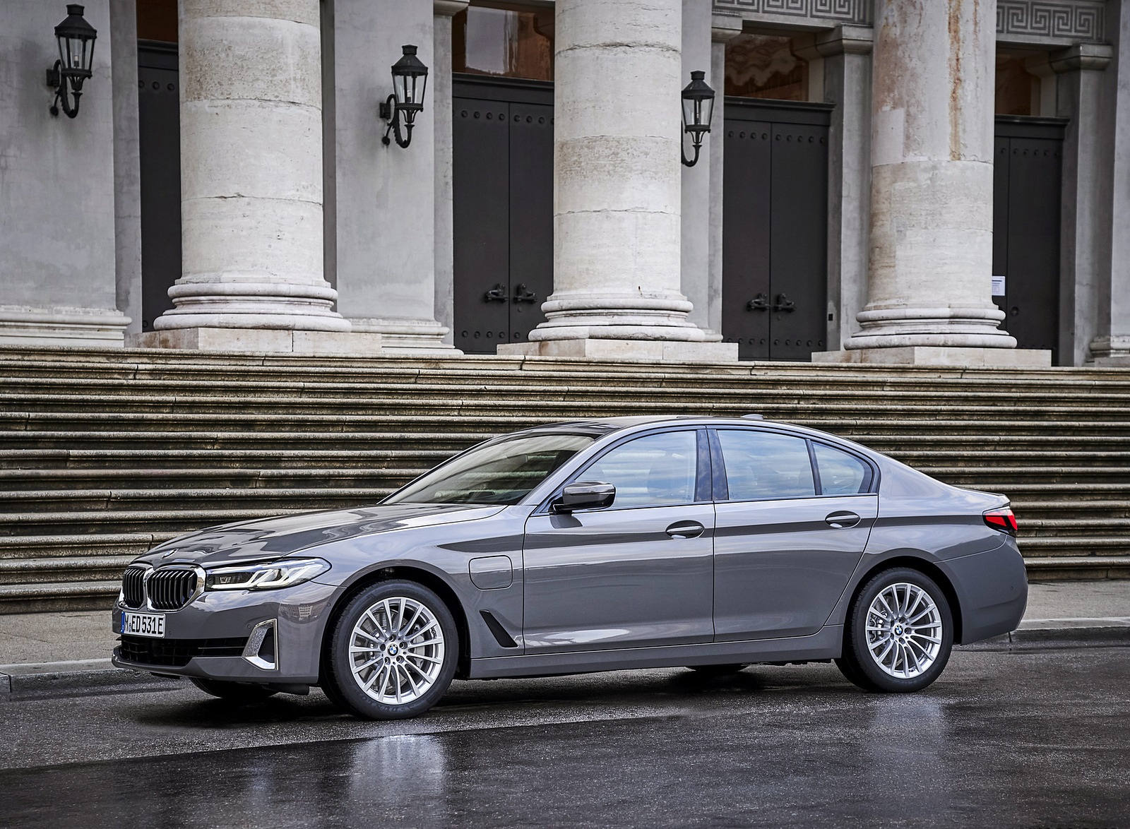 2021 BMW 5 Series 530e Plug-In Hybrid Front Three-Quarter Wallpapers  #51 of 92