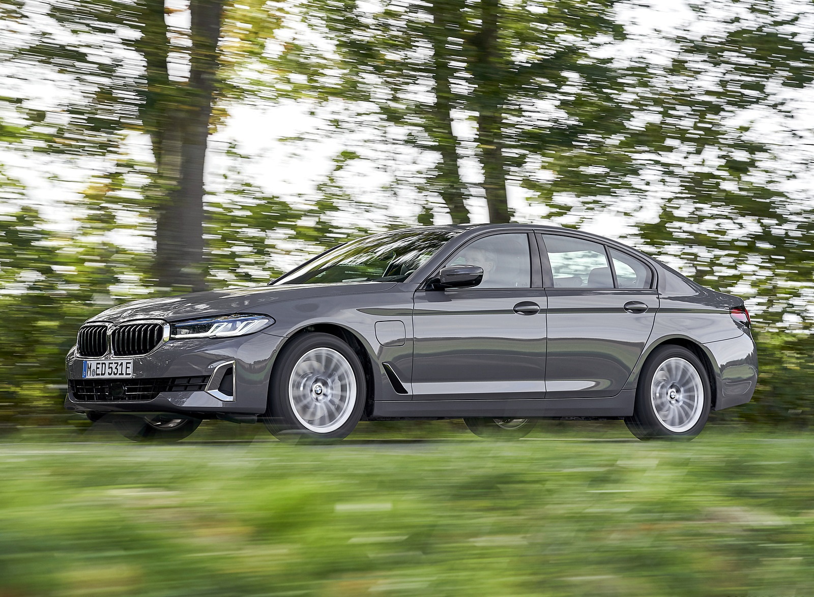 2021 BMW 5 Series 530e Plug-In Hybrid Front Three-Quarter Wallpapers  #39 of 92