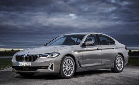2021 BMW 5 Series 530e Plug-In Hybrid Front Three-Quarter Wallpapers 450x275 (62)