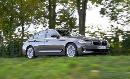 2021 BMW 5 Series 530e Plug-In Hybrid Front Three-Quarter Wallpapers  450x275 (41)