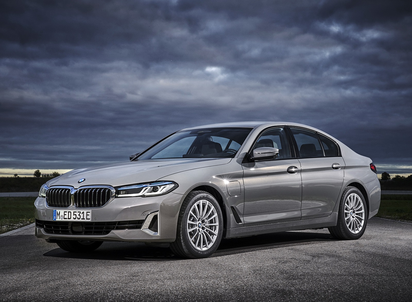 2021 BMW 5 Series 530e Plug-In Hybrid Front Three-Quarter Wallpapers #62 of 92