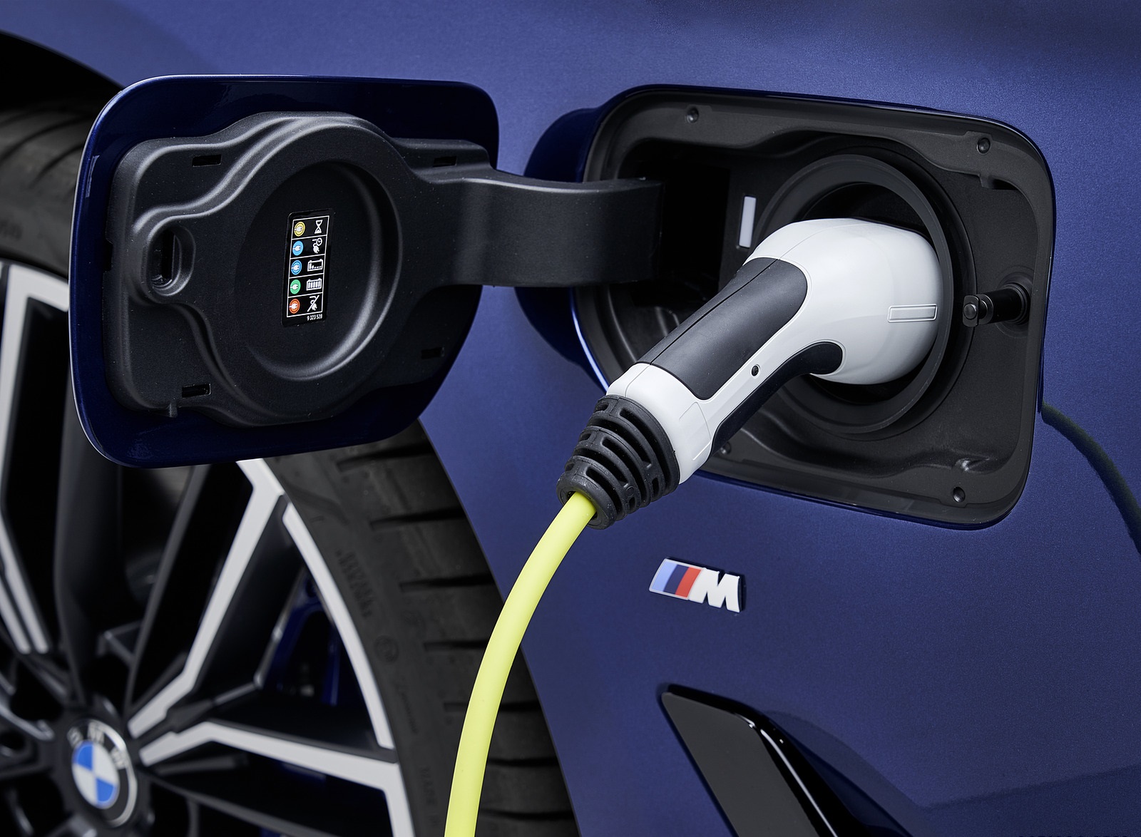 2021 BMW 530e xDrive Plug-In Hybrid Charging Wallpapers  #26 of 92
