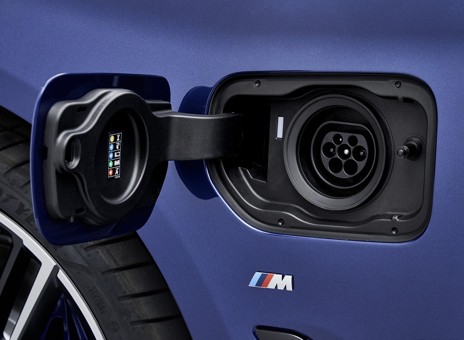 2021 BMW 530e xDrive Plug-In Hybrid Charging Wallpapers #27 of 92