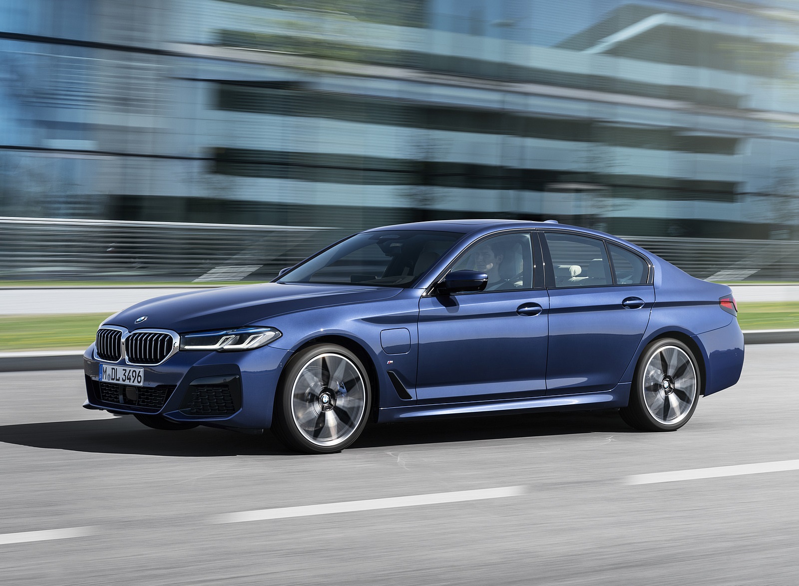 2021 BMW 530e xDrive Plug-In Hybrid Front Three-Quarter Wallpapers  (2)