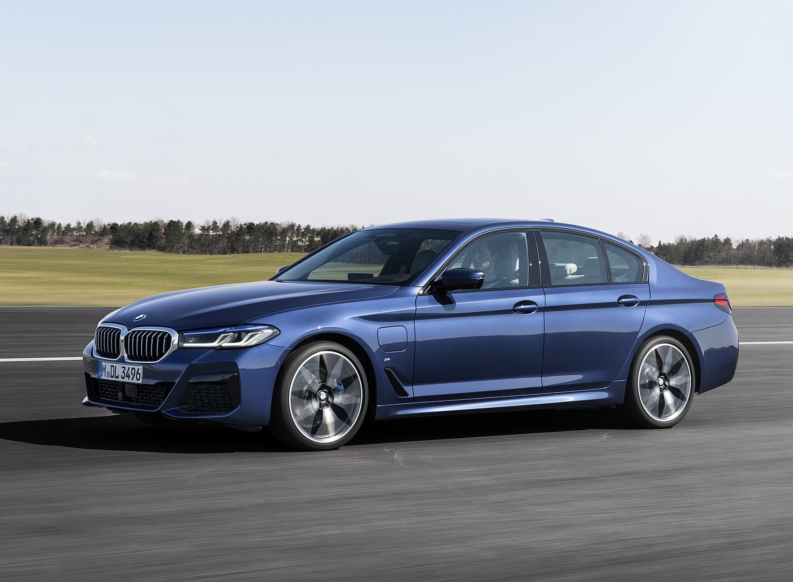 2021 BMW 530e xDrive Plug-In Hybrid Front Three-Quarter Wallpapers (3)