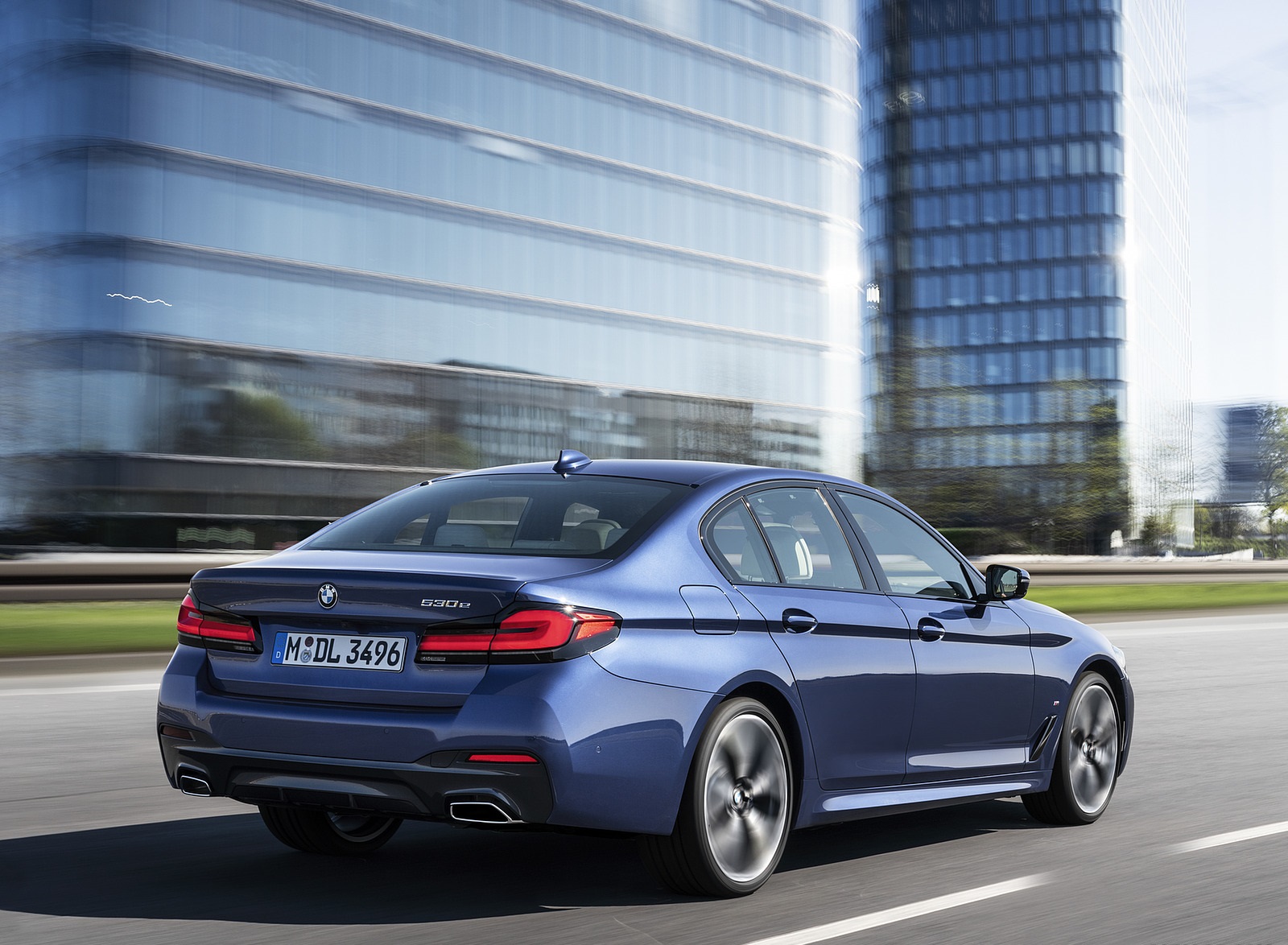 2021 BMW 530e xDrive Plug-In Hybrid Rear Three-Quarter Wallpapers #4 of 92