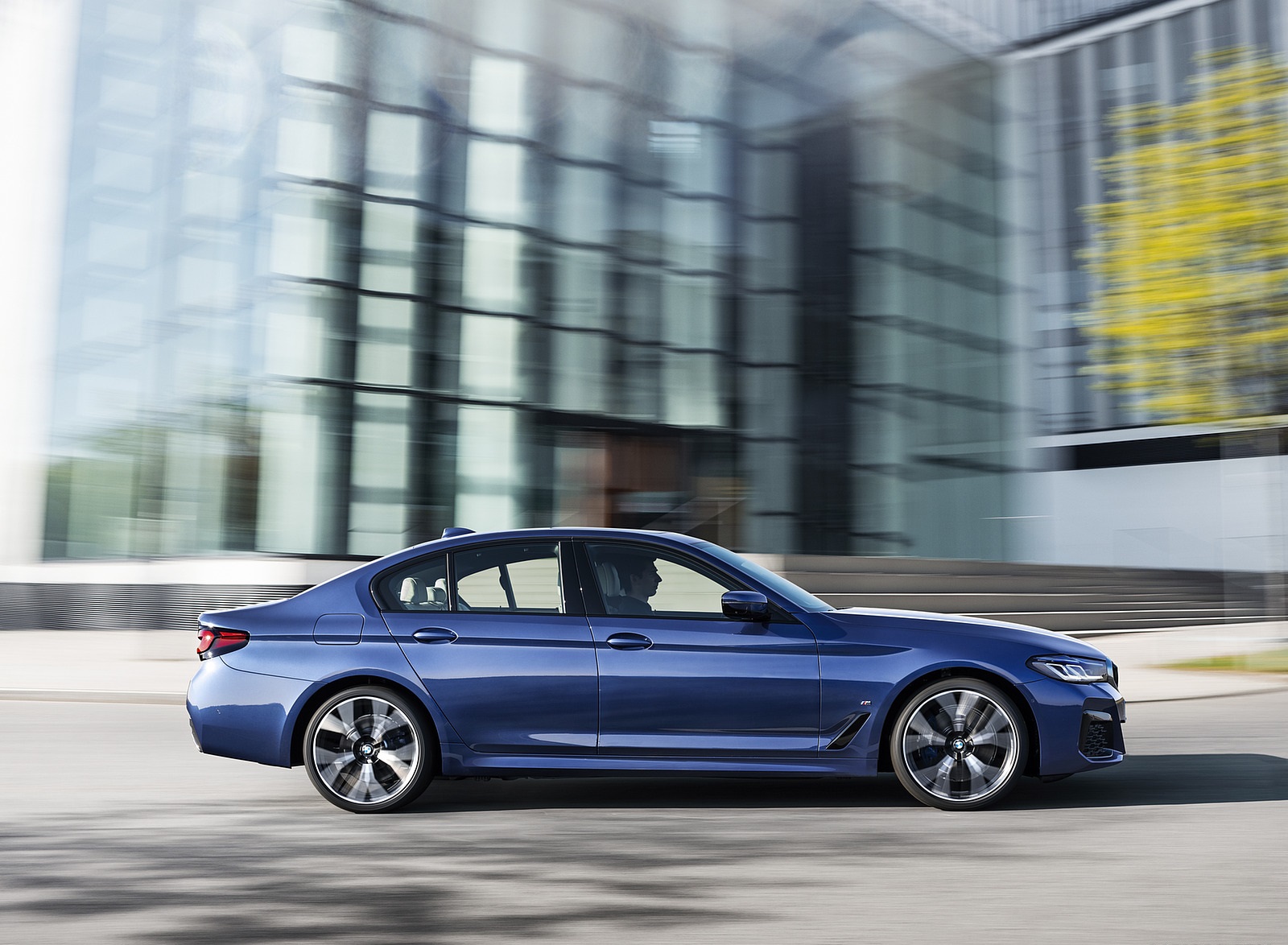 2021 BMW 530e xDrive Plug-In Hybrid Side Wallpapers  #5 of 92