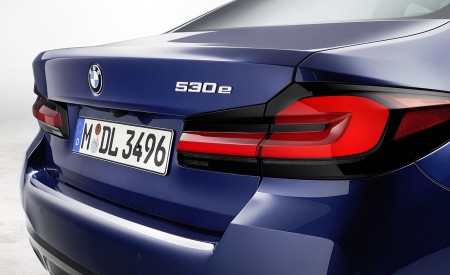 2021 BMW 530e xDrive Plug-In Hybrid Tail Light Wallpapers 450x275 (24)