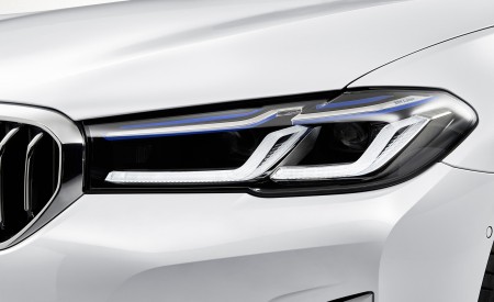 2021 BMW 540i Headlight Wallpapers 450x275 (17)