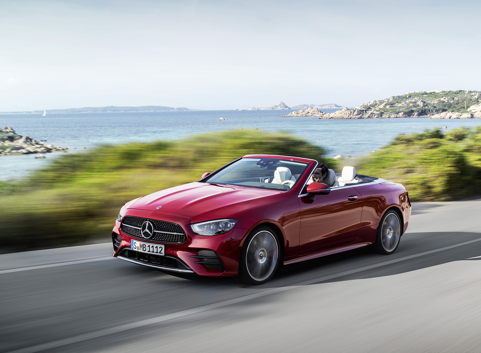 2021 Mercedes-Benz E 450 4MATIC Cabriolet AMG Line (Color: Designo Hyacinth Red Metallic) Front Three-Quarter Wallpapers #29 of 55
