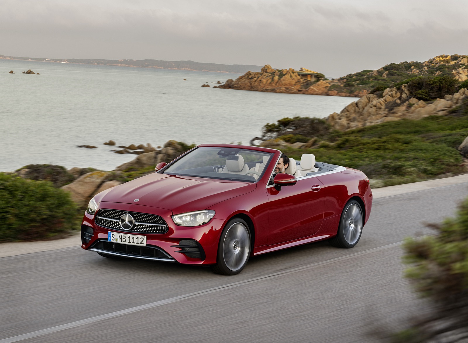 2021 Mercedes-Benz E 450 4MATIC Cabriolet AMG Line (Color: Designo Hyacinth Red Metallic) Front Three-Quarter Wallpapers #30 of 55