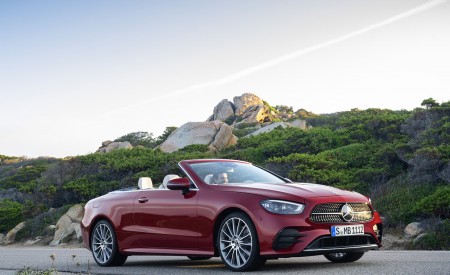 2021 Mercedes-Benz E 450 4MATIC Cabriolet AMG Line (Color: Designo Hyacinth Red Metallic) Front Three-Quarter Wallpapers 450x275 (46)