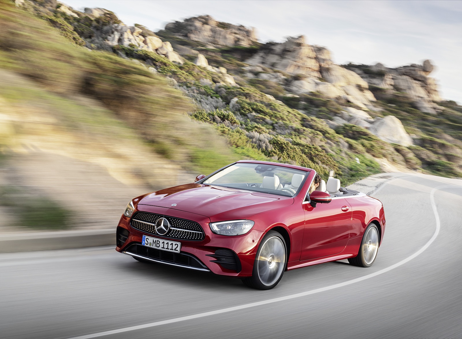 2021 Mercedes-Benz E 450 4MATIC Cabriolet AMG Line (Color: Designo Hyacinth Red Metallic) Front Three-Quarter Wallpapers #40 of 55