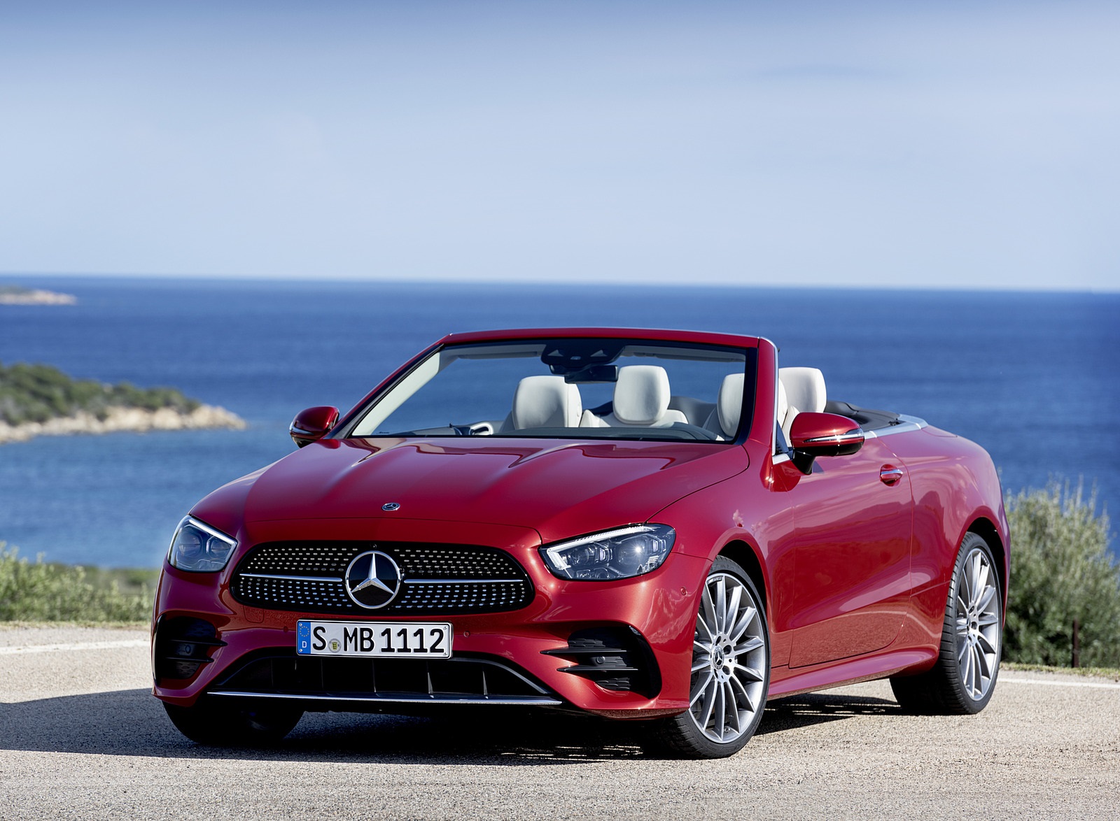 2021 Mercedes-Benz E 450 4MATIC Cabriolet AMG Line (Color: Designo Hyacinth Red Metallic) Front Wallpapers #47 of 55