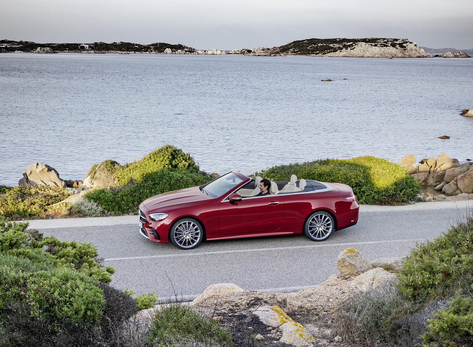 2021 Mercedes-Benz E 450 4MATIC Cabriolet AMG Line (Color: Designo Hyacinth Red Metallic) Side Wallpapers #51 of 55