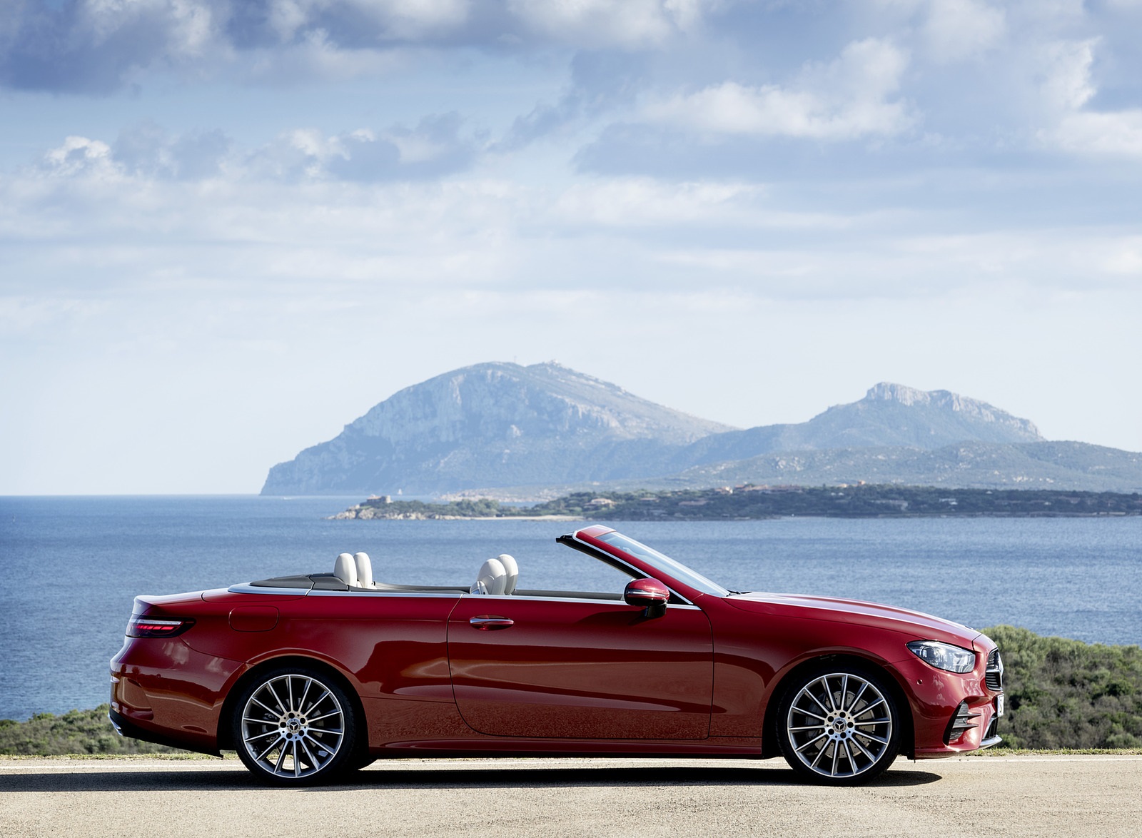 2021 Mercedes-Benz E 450 4MATIC Cabriolet AMG Line (Color: Designo Hyacinth Red Metallic) Side Wallpapers #52 of 55