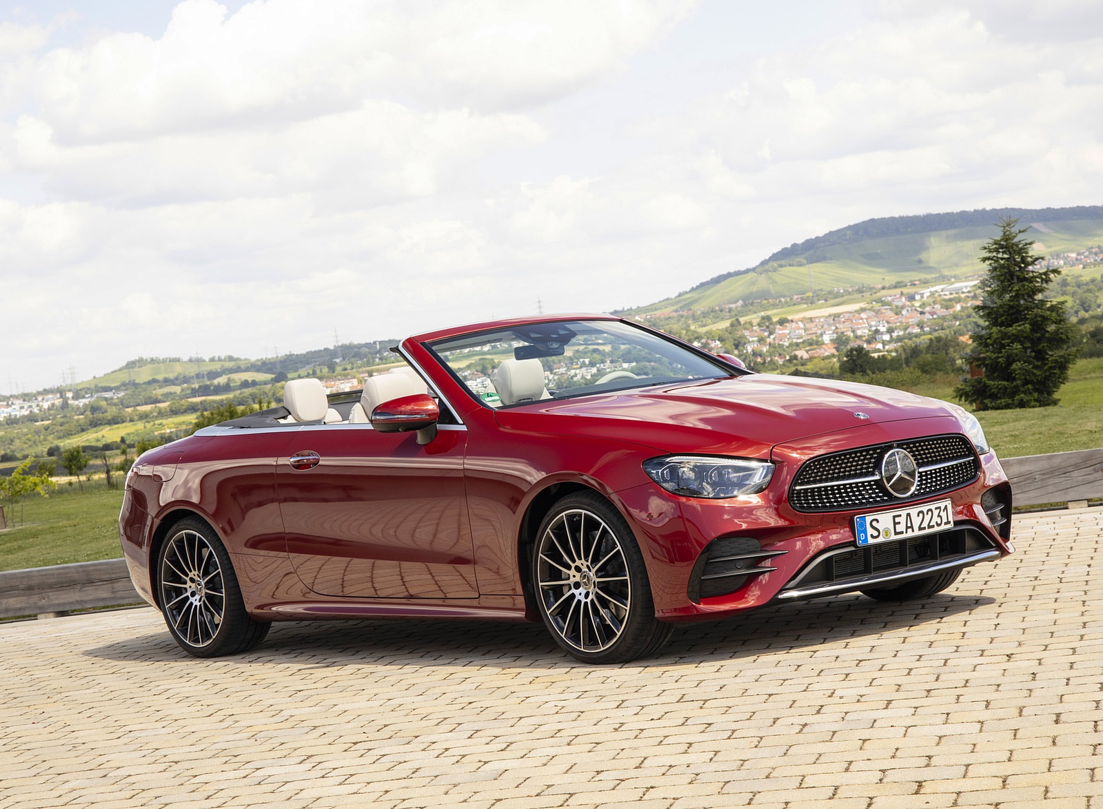 2021 Mercedes-Benz E 450 4MATIC Cabriolet (Color: Patagonia Red) Front Three-Quarter Wallpapers (5)