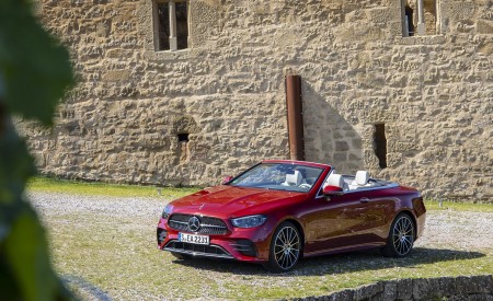 2021 Mercedes-Benz E 450 4MATIC Cabriolet (Color: Patagonia Red) Front Three-Quarter Wallpapers 450x275 (7)