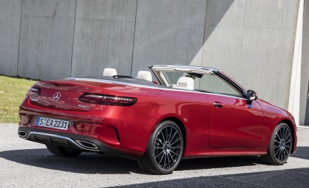 2021 Mercedes-Benz E 450 4MATIC Cabriolet (Color: Patagonia Red) Rear Three-Quarter Wallpapers 450x275 (11)
