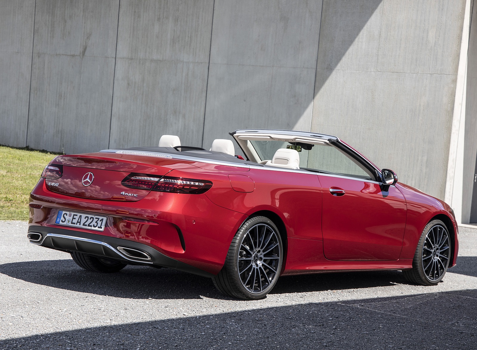 2021 Mercedes-Benz E 450 4MATIC Cabriolet (Color: Patagonia Red) Rear Three-Quarter Wallpapers #11 of 55