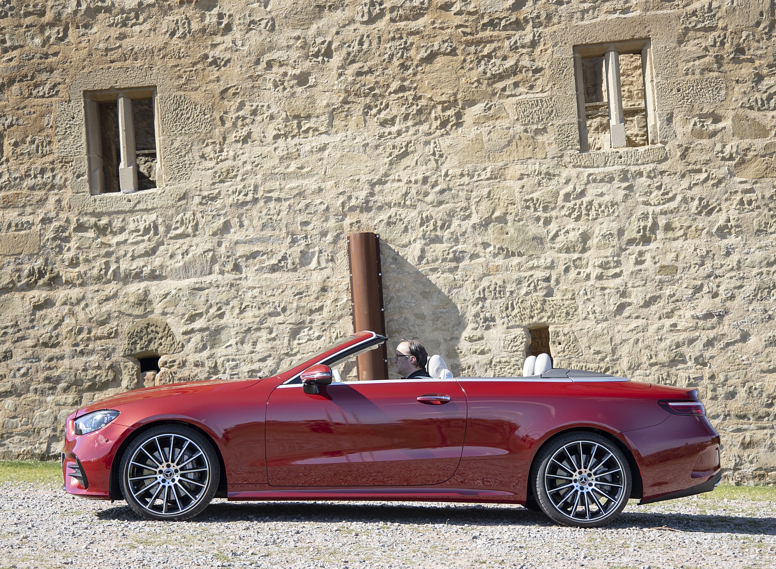2021 Mercedes-Benz E 450 4MATIC Cabriolet (Color: Patagonia Red) Side Wallpapers #15 of 55