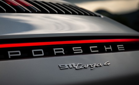 2021 Porsche 911 Targa 4 (Color: Dolomite Silver Metallic) Badge Wallpapers 450x275 (110)
