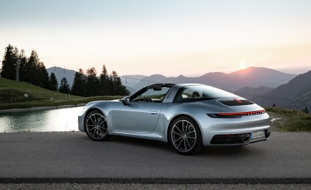 2021 Porsche 911 Targa 4 (Color: Dolomite Silver Metallic) Rear Three-Quarter Wallpapers 450x275 (96)