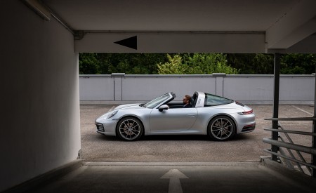 2021 Porsche 911 Targa 4 (Color: Dolomite Silver Metallic) Side Wallpapers 450x275 (97)