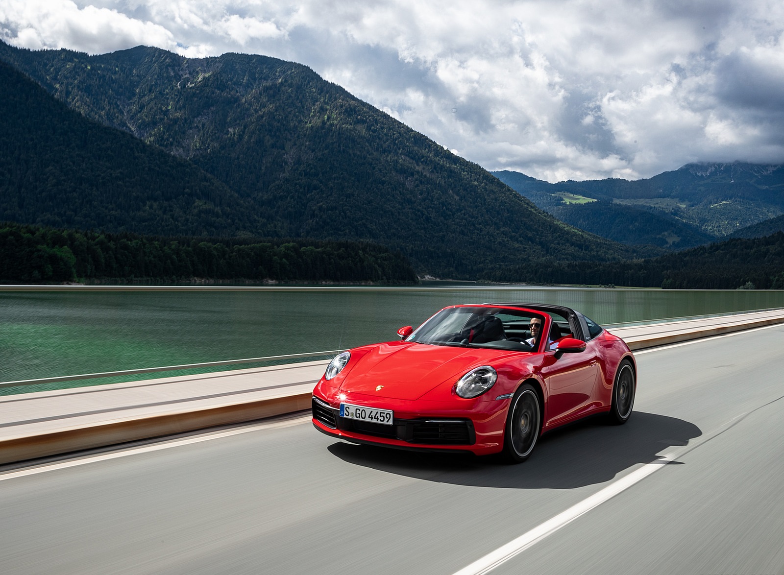 Porsche 911 Targa красный