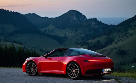 2021 Porsche 911 Targa 4S (Color: Guards Red) Rear Three-Quarter Wallpapers 450x275 (111)